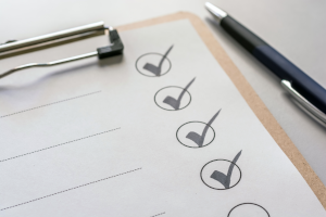 Checkliste mit abgehakten Punkten als Status des interne Audits.